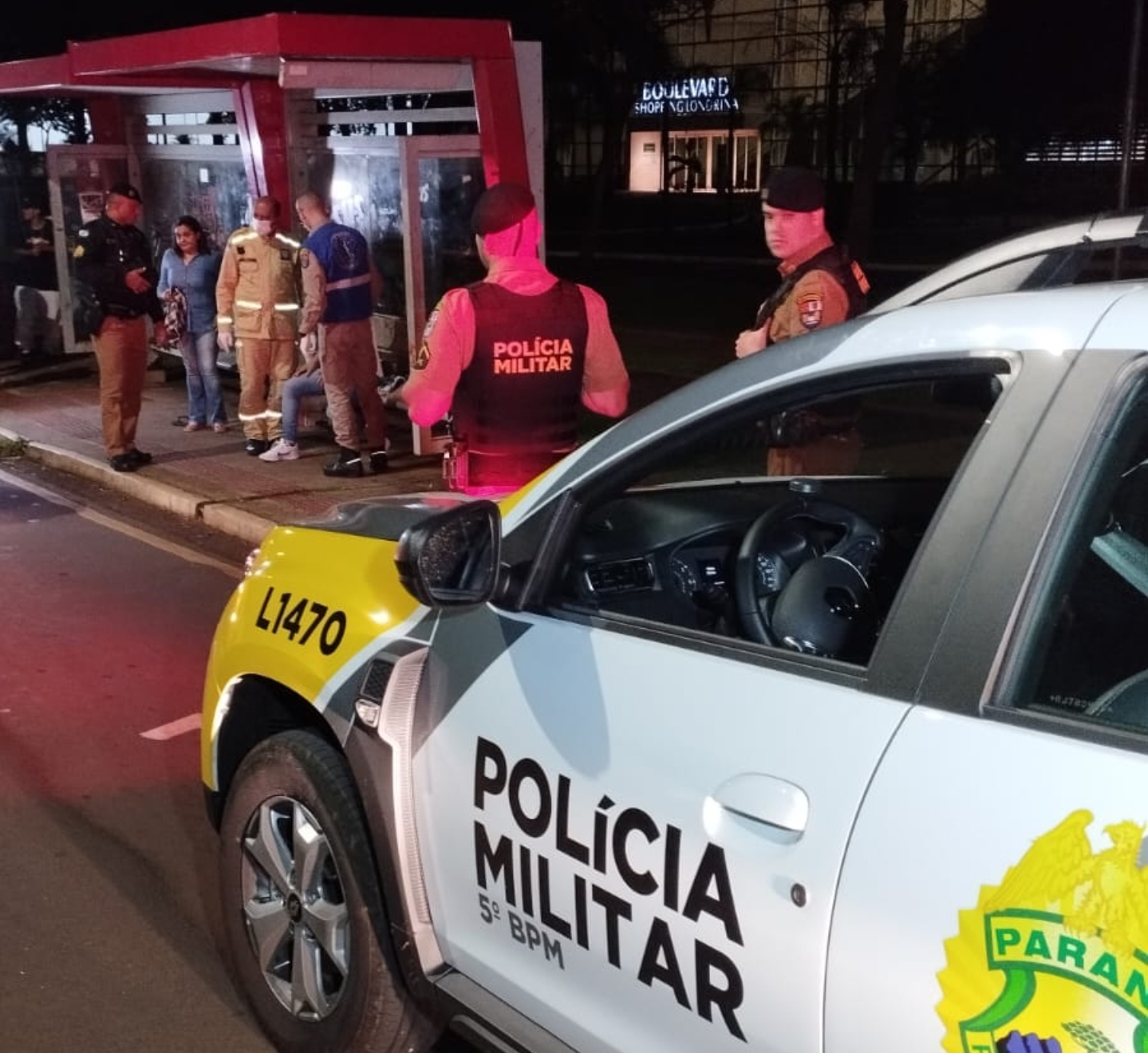 HOMEM É ESFAQUEADO DURANTE ASSALTO EM PONTO DE ÔNIBUS, EM LONDRINA 