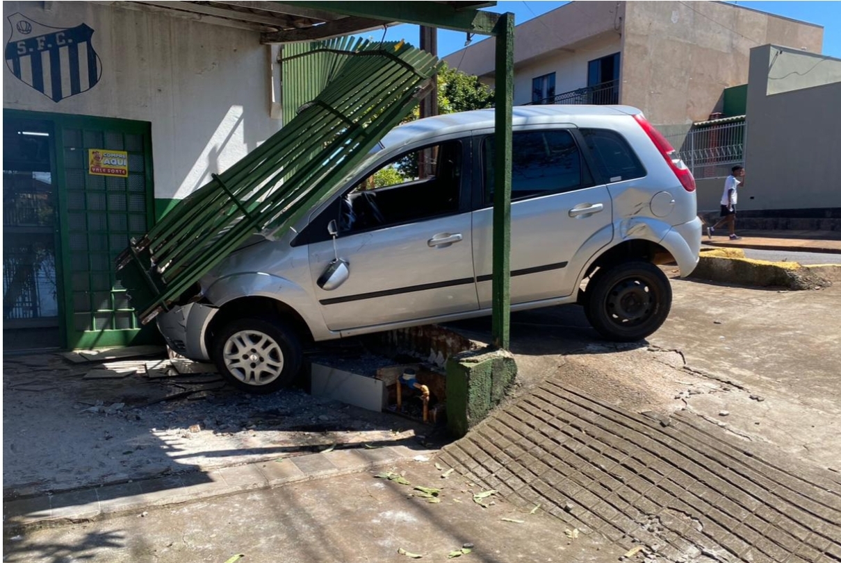 APÓS BATIDA ENTRE CARRO E MOTO, MOTORISTA ATINGE PORTÃO DE BAR EM APUCARANA 