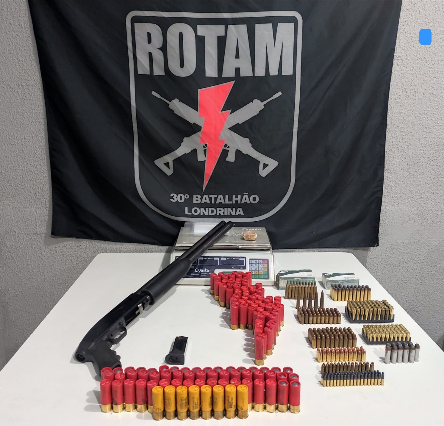 ROTAM APREENDE ARMA E UMA GRANDE QUANTIDADE DE MUNIÇÕES DE DIVERSOS CALIBRES NO NOVO AMPARO, EM LONDRINA 