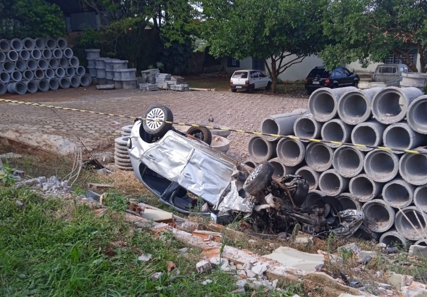 HOMEM MORRE EM ACIDENTE DE CARRO EM TAMARANA 