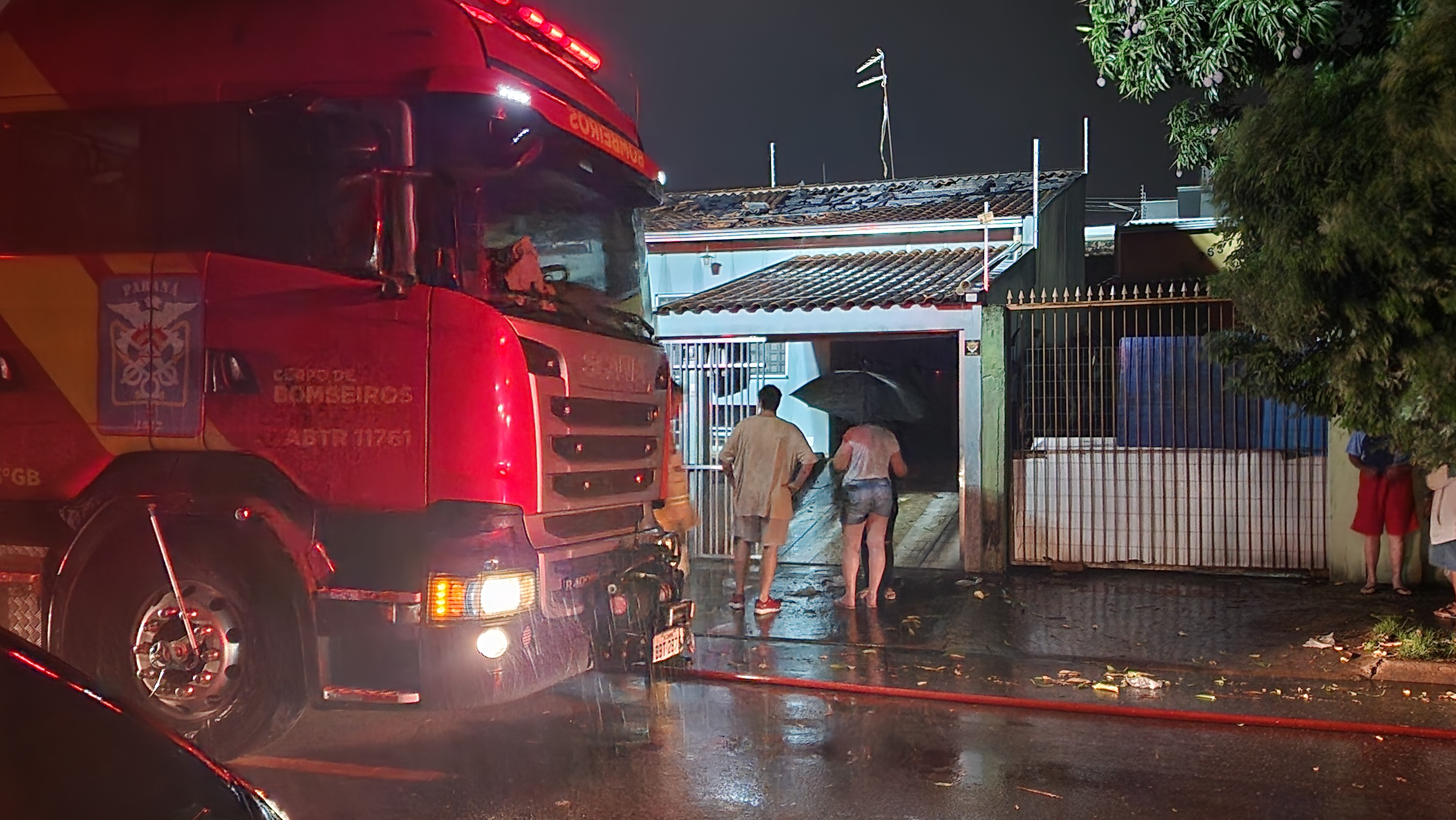 CASA PEGA FOGO APÓS QUEDA DE RAIO EM LONDRINA 