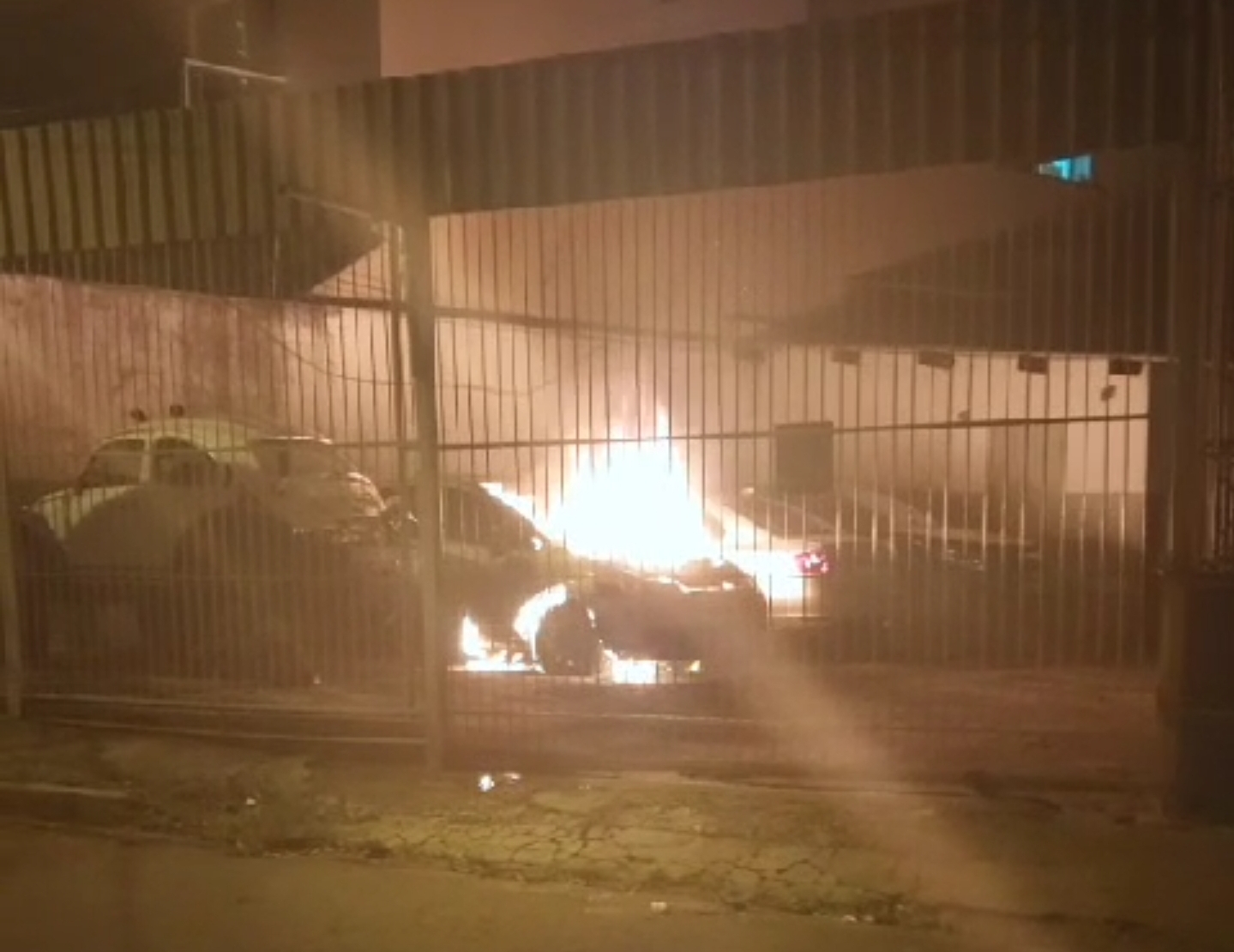 CARRO QUE ESTAVA EM OFICINA MECÂNICA FICA PARCIALMENTE DESTRUÍDO APÓS INCÊNDIO CRIMINOSO NA VILA NOVA EM LONDRINA 