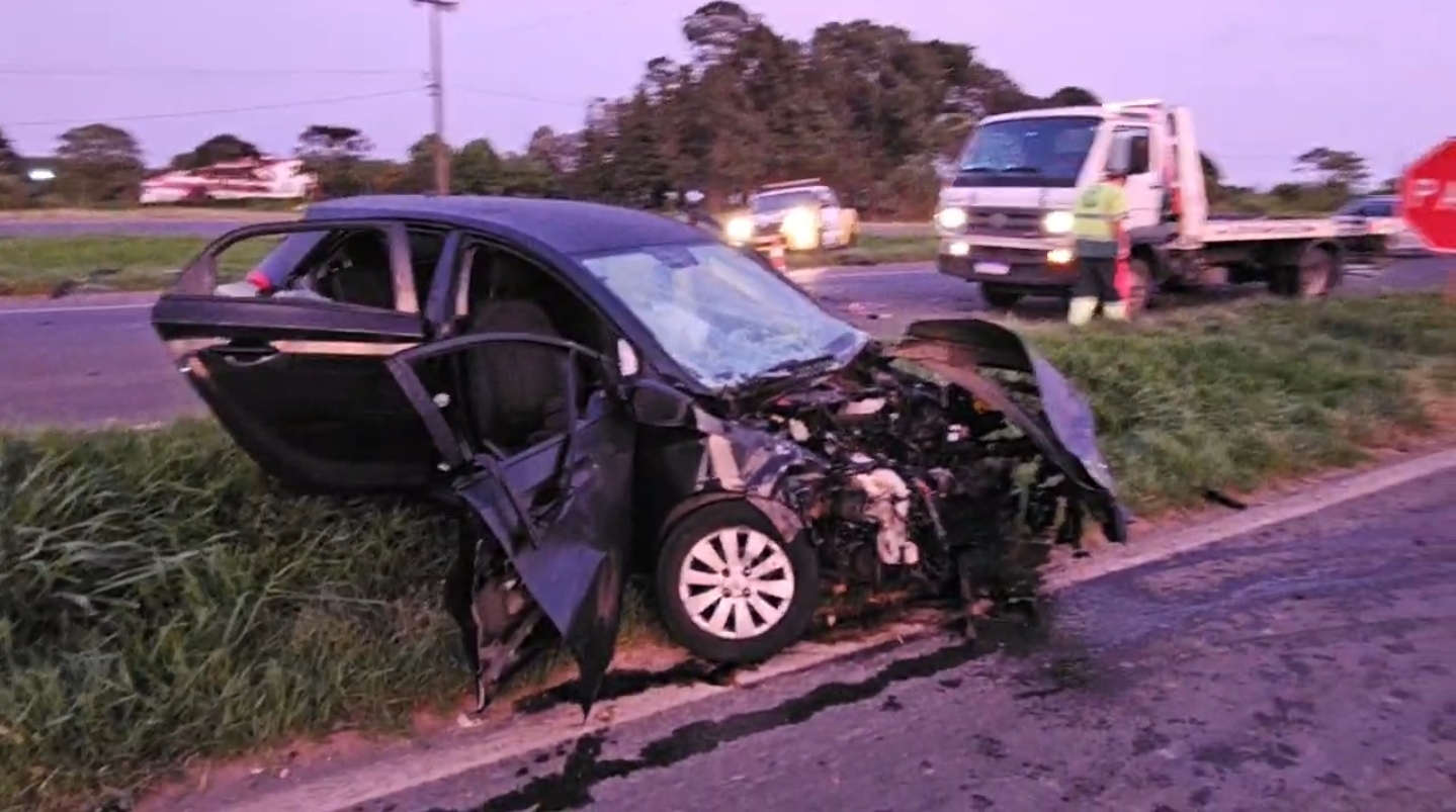 MULHER MORRE APÓS SER EJETADA DE CARRO APÓS COLISÃO COM VAN DA SAÚDE NOS CAMPOS GERAIS DO PR 