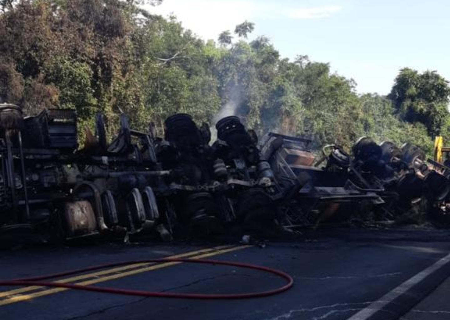 TOMBAMENTO DE CARRETA SEGUIDO DE INCÊNDIO INTERROMPE TRÂNSITO DE VEÍCULOS NA BR-153