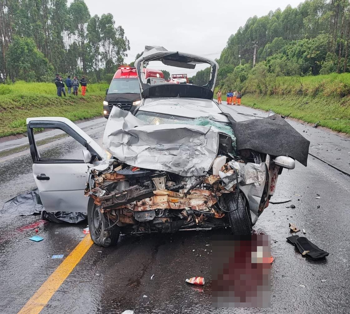 TRÊS PESSOAS MORREM APÓS COLISÃO ENTRE CARRO E CAMINHÃO NA PR-340 