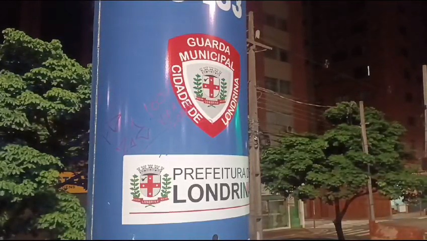 CASAL É DETIDO PELA GM APÓS SER FLAGRADO PICHANDO TOTEM DE SEGURANÇA NO CENTRO DE LONDRINA 