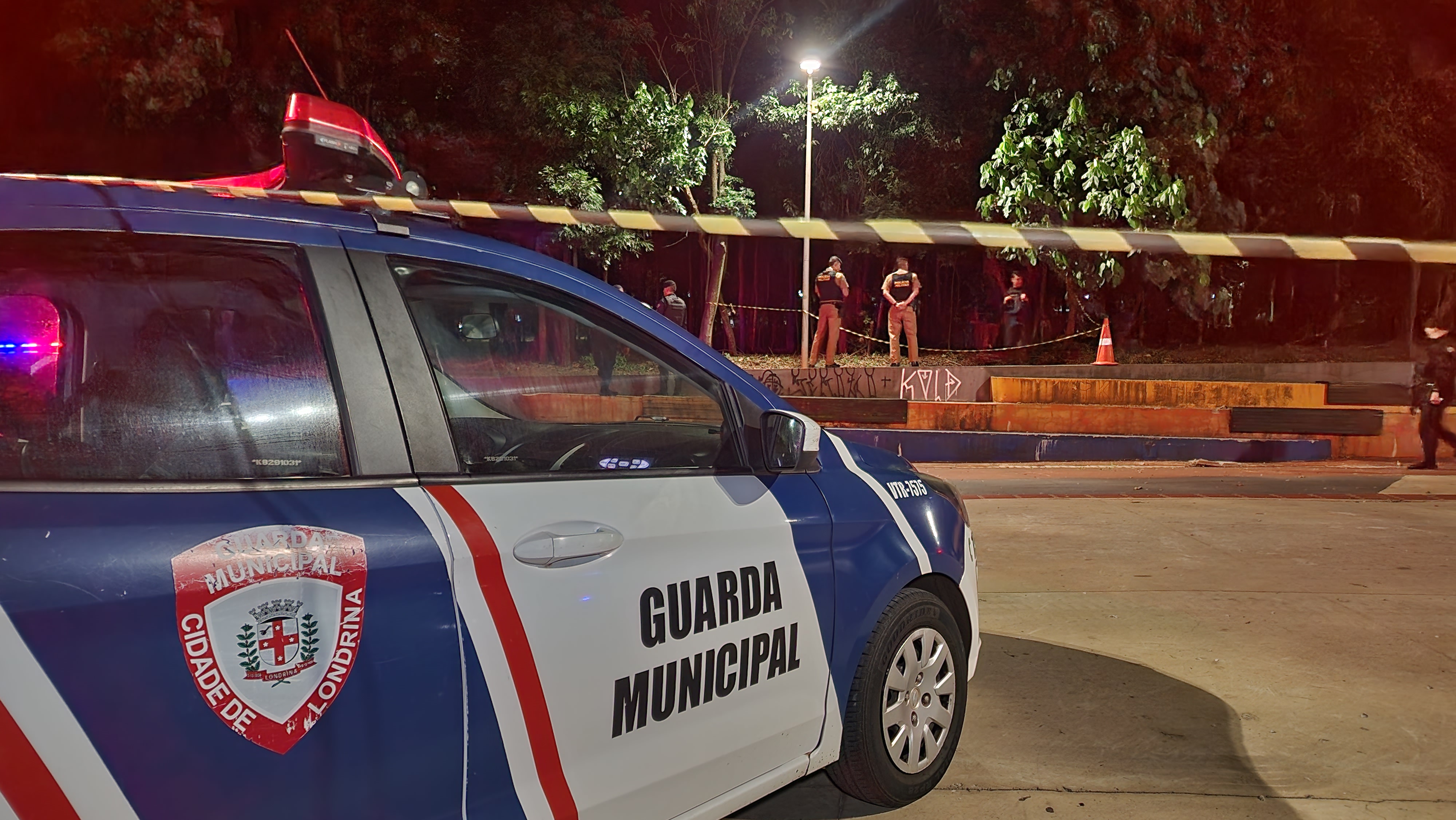 HOMEM É BRUTALMENTE ASSASSINADO NO BOSQUE CENTRAL EM LONDRINA