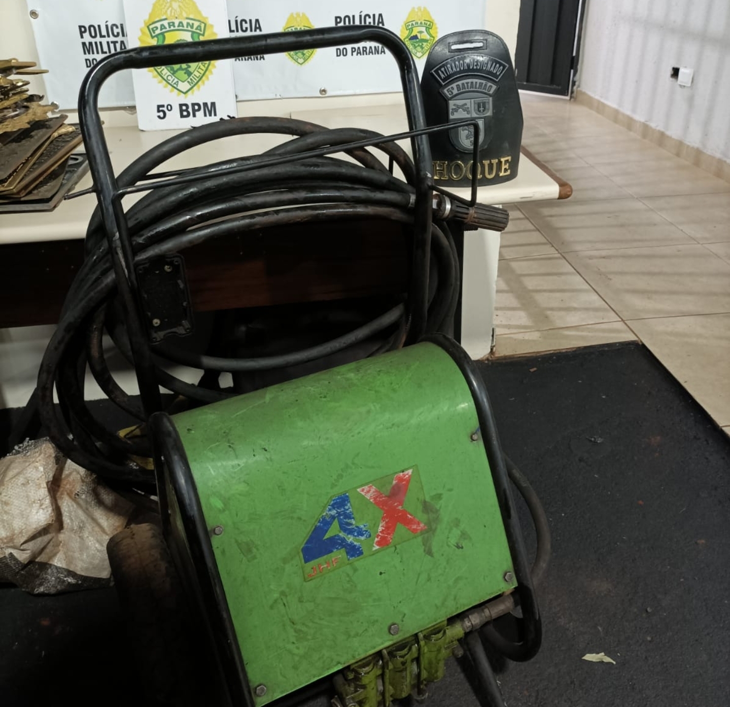 TIROTEIO E PERSEGUIÇÃO NO CONJUNTO NOVO AMPARO: HOMEM COM EQUIPAMENTO FURTADO TROCA TIROS COM EQUIPE DO CHOQUE NA ZONA NORTE DE LONDRINA 