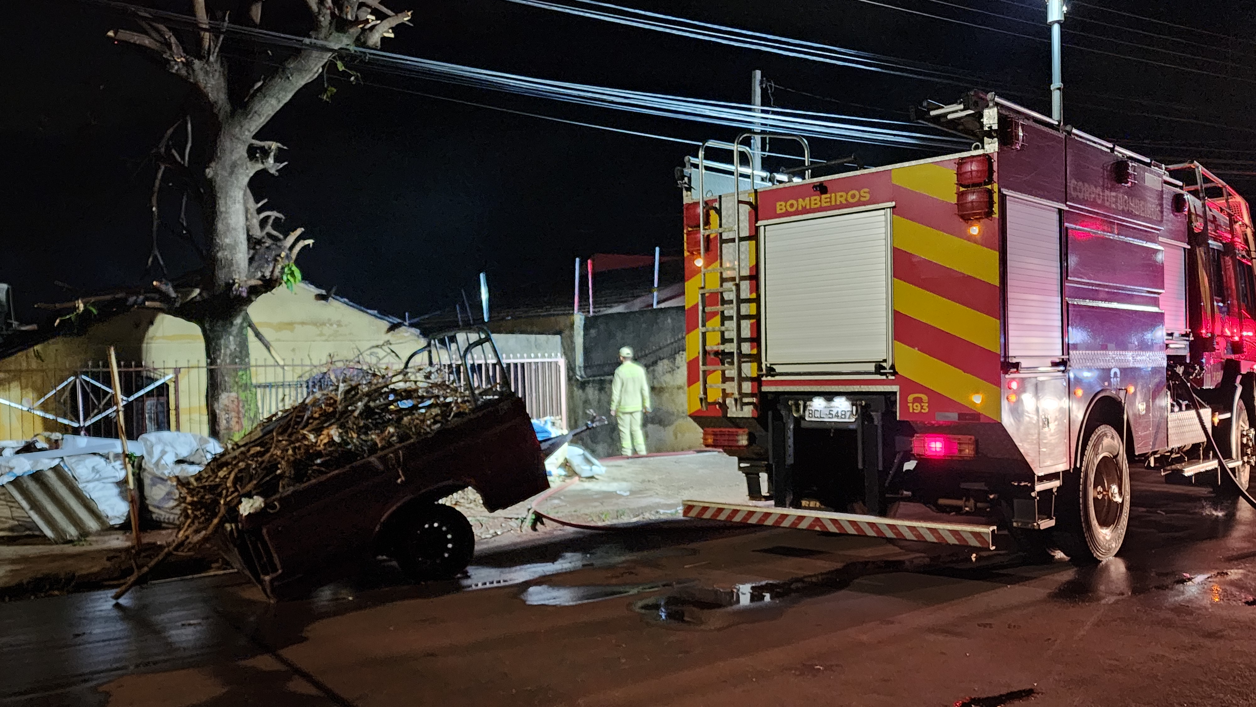 CASA FICA DESTRUÍDA APÓS SER ATINGIDA POR INCÊNDIO, NA ZONA NORTE DE LONDRINA 