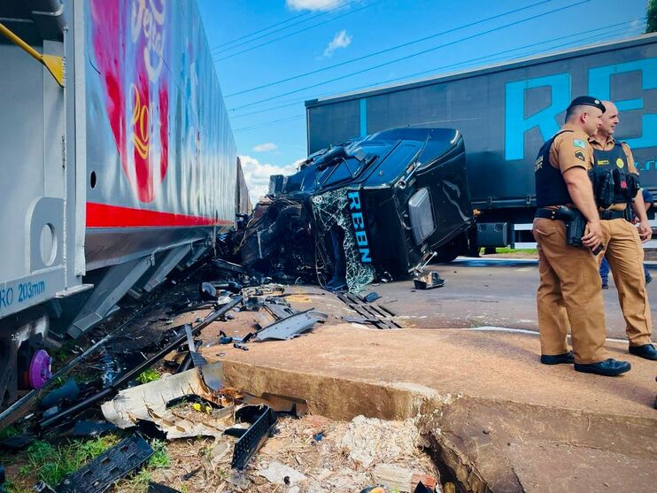 MOTORISTA FICA FERIDO APÓS COLISÃO ENTRE CARRETA E TREM EM JANDAIA DO SUL