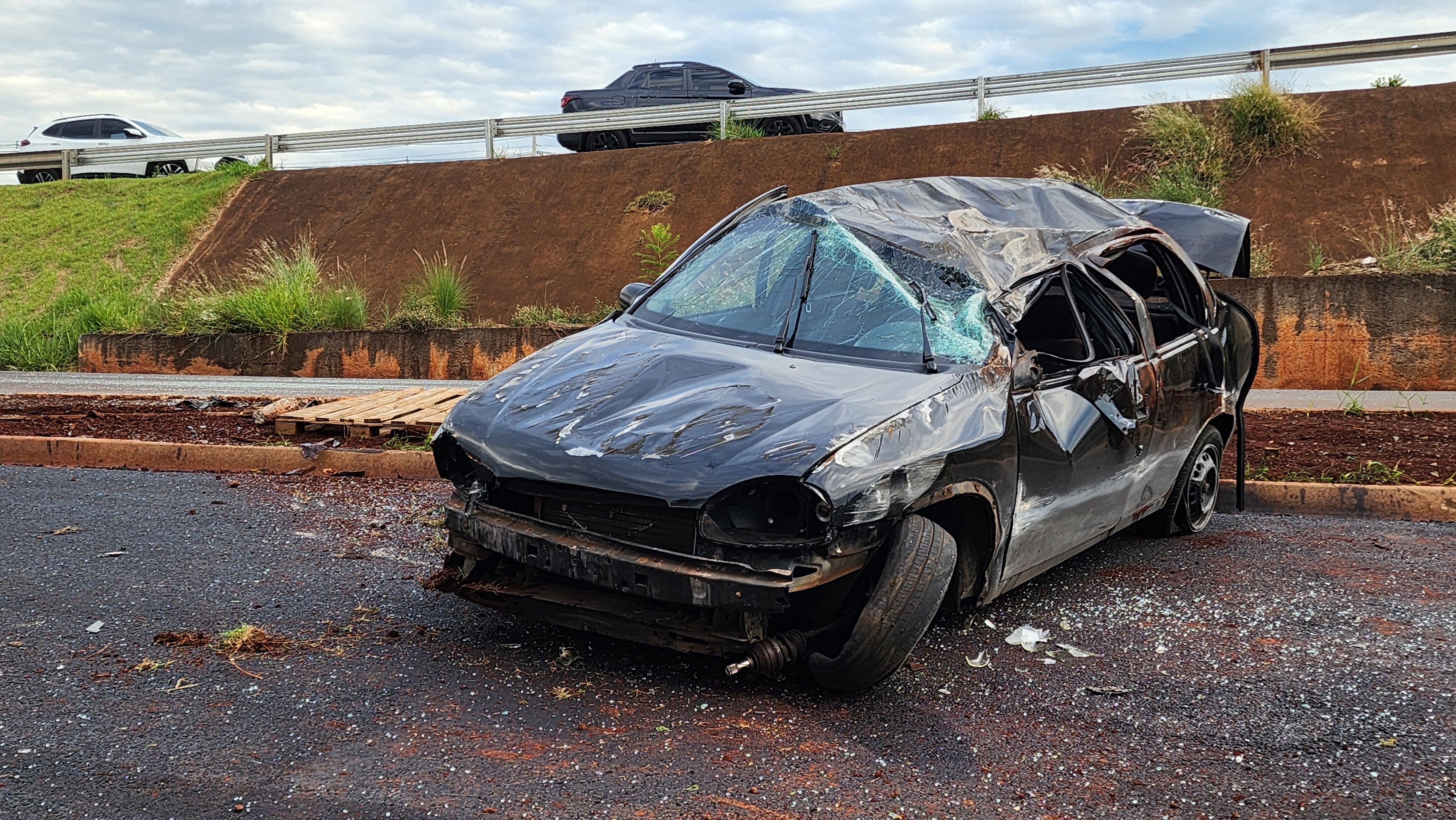 PASSAGEIRA DE VEÍCULO FICA GRAVEMENTE FERIDA APÓS CAPOTAMENTO NA PR-445 EM LONDRINA 