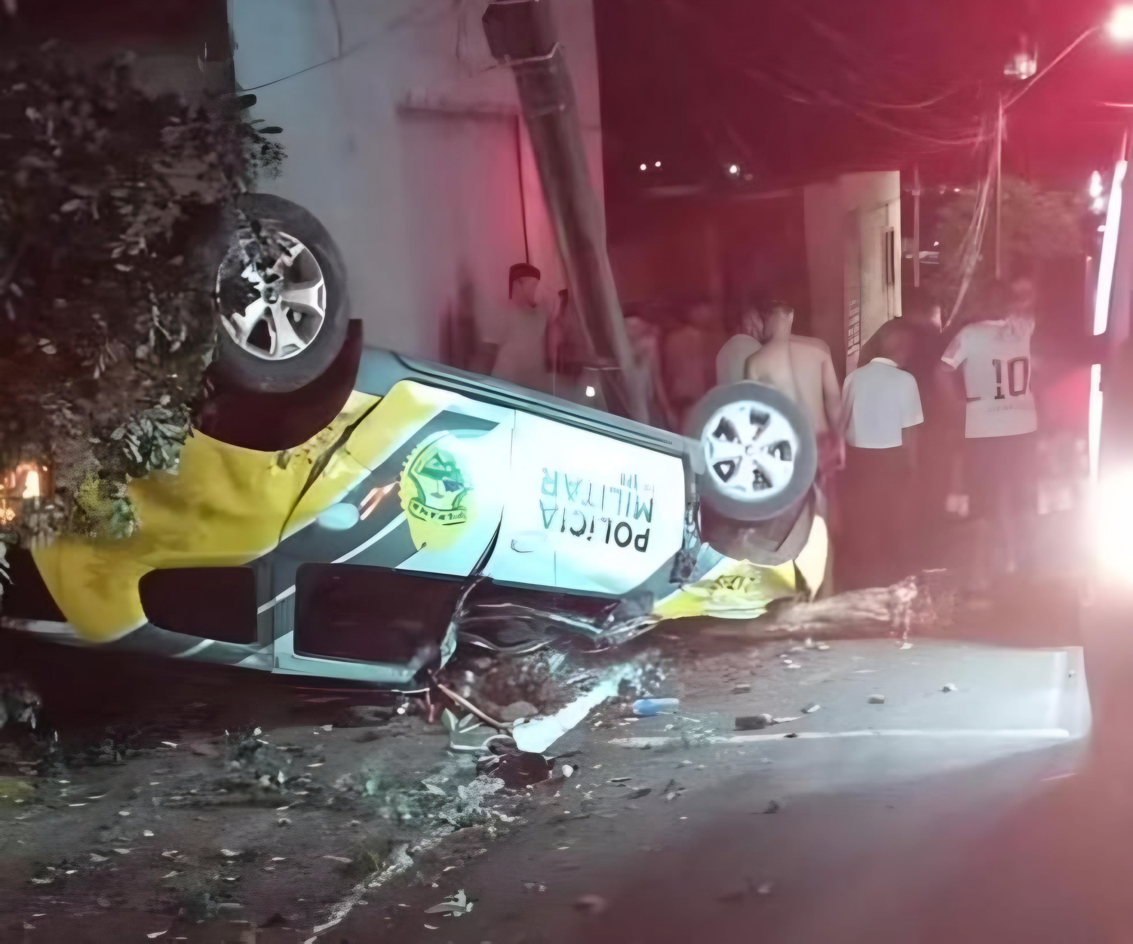 DOIS POLICIAIS FICAM FERIDOS APÓS VIATURA BATER EM POSTE E CAPOTAR