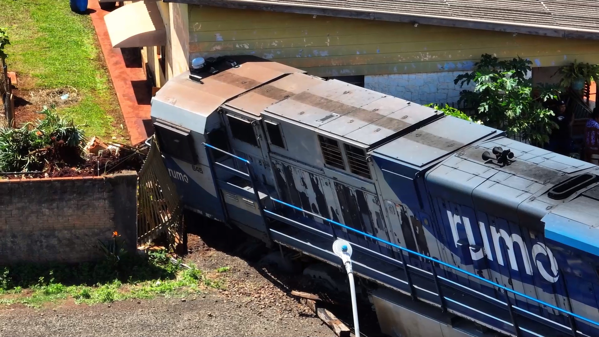 TREM COLIDE COM CARRETA E INVADE CASA EM ROLÂNDIA 