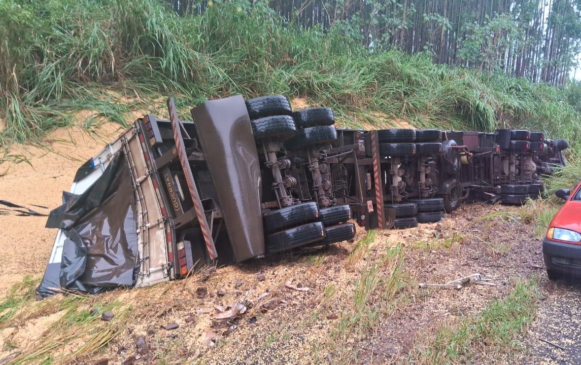 CAMINHÃO TOMBA E DEIXA DUAS PESSOAS FERIDAS NA PR-538 EM LONDRINA 