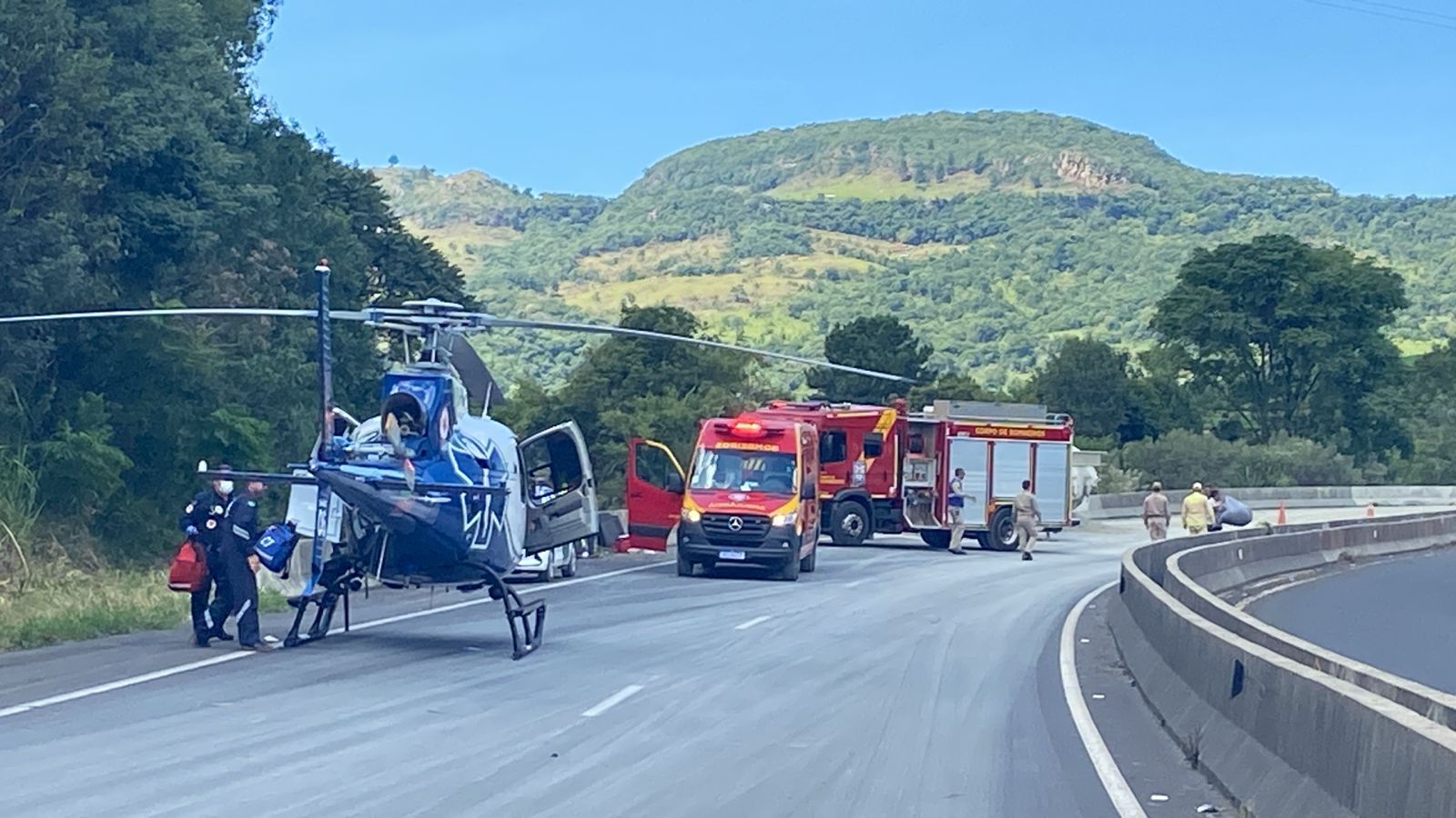 MOTORISTA FICA FERIDO APÓS CARRETA TOMBAR NA BR 376, EM MAUÁ DA SERRA 