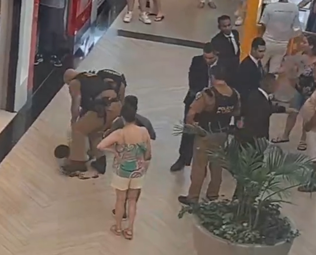 HOMEM ALTERADO É DETIDO PELA PM APÓS CAUSAR TUMULTO DENTRO DE SHOPPING NA ZONA LESTE DE LONDRINA 