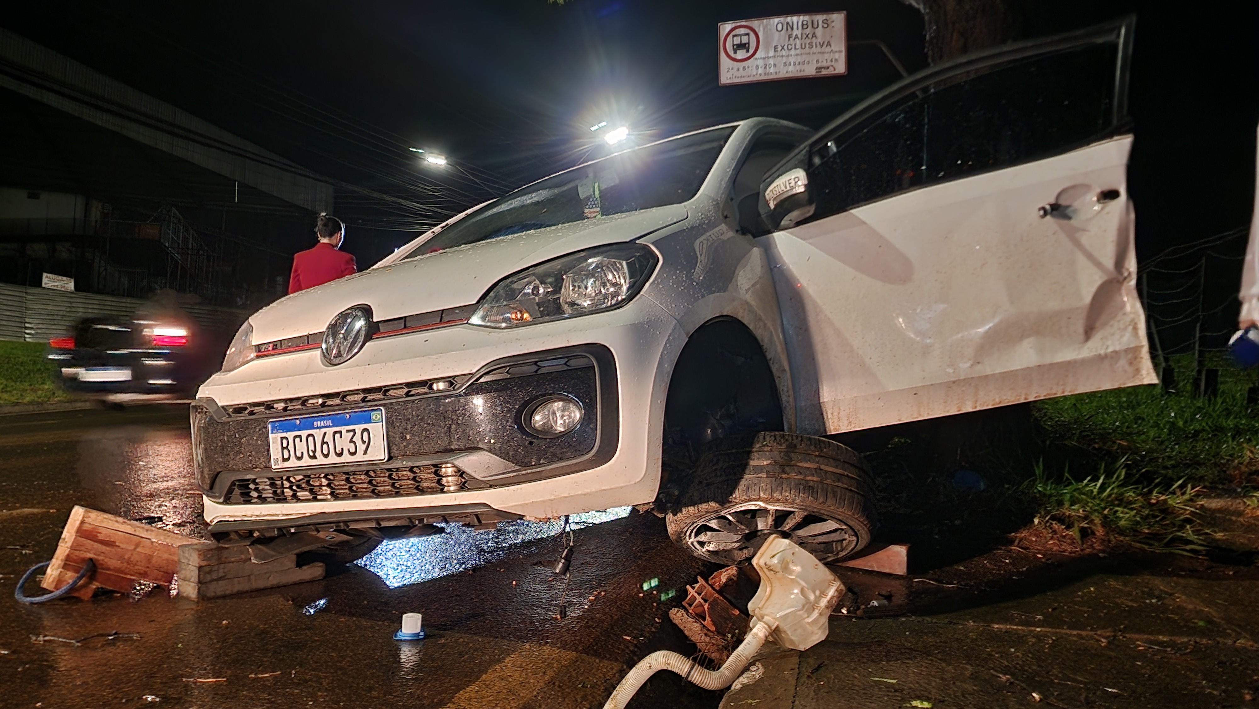 HOMEM FICA FERIDO APÓS BATER CARRO EM ÁRVORE NA AVENIDA WINSTON CHURCHILL