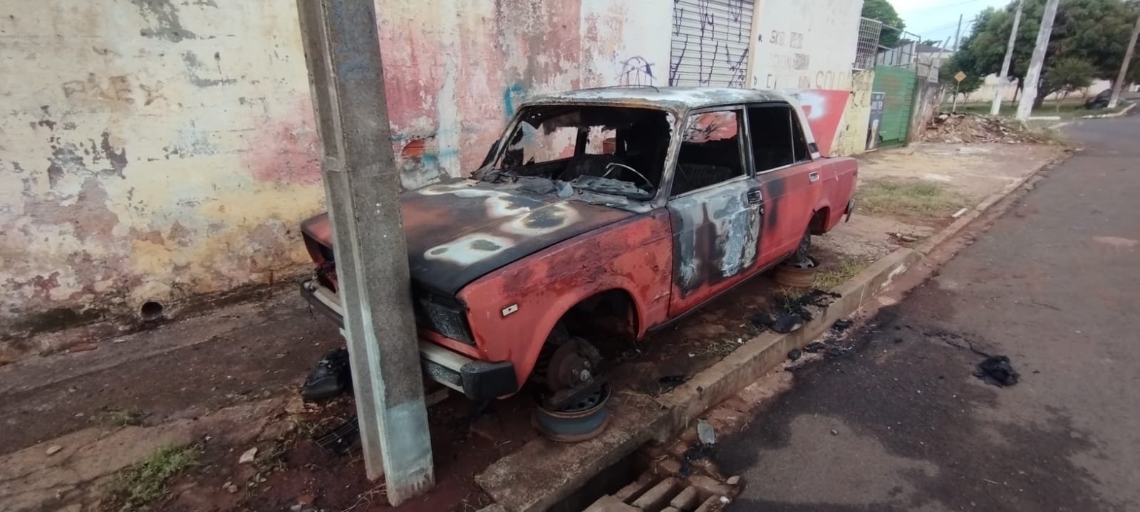 CORPO É ENCONTRADO CARBONIZADO DENTRO DE CARRO EM CAMBÉ 