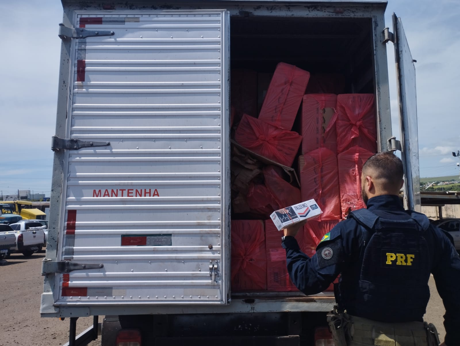 CAMINHÃO CARREGADO COM CIGARROS CONTRABANDEADOS É APREENDIDO EM MAUÁ DA SERRA