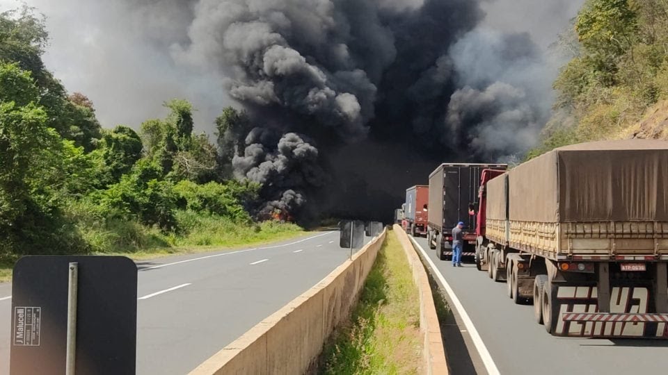 CAMINHÃO CARREGADO COM ÓLEO DIESEL TOMBA NA BR-376; MOTORISTA FOI RESGATADO POR POPULARES