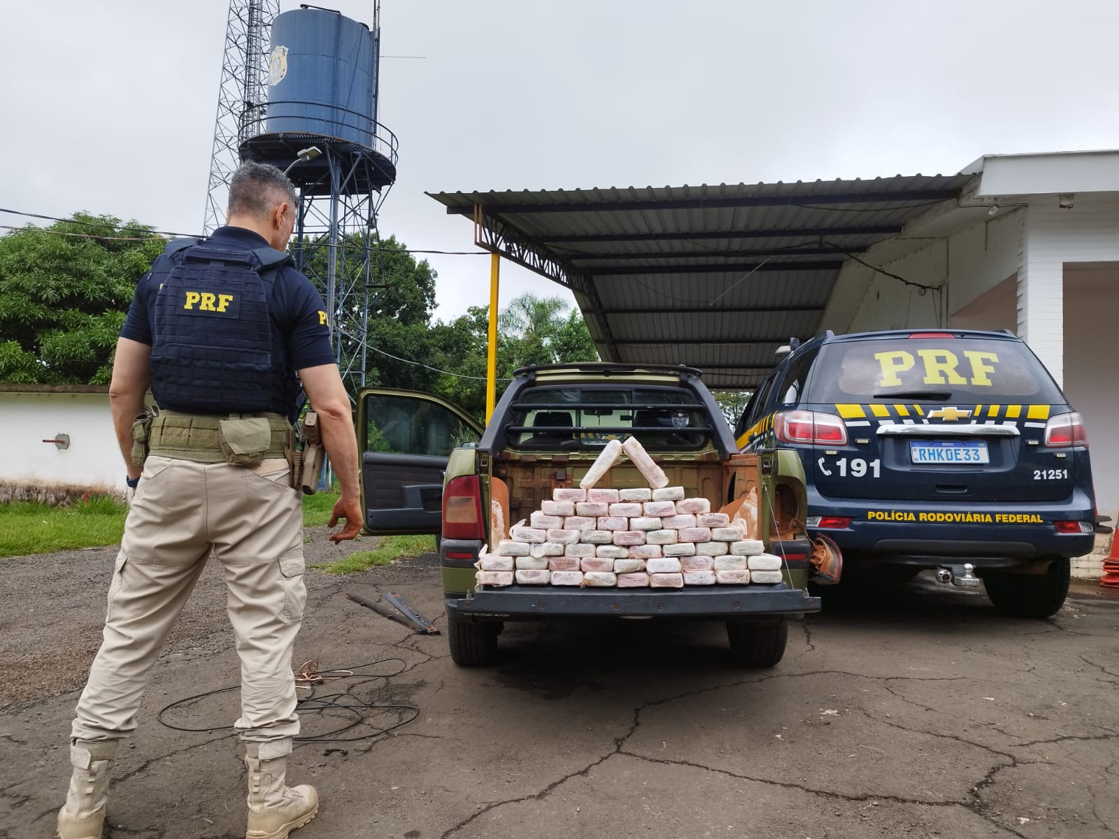 PRF APREENDE QUASE 53 KG DE COCAÍNA EM FUNDO FALSO DE PICK-UP NA BR-369, EM CAMBÉ 