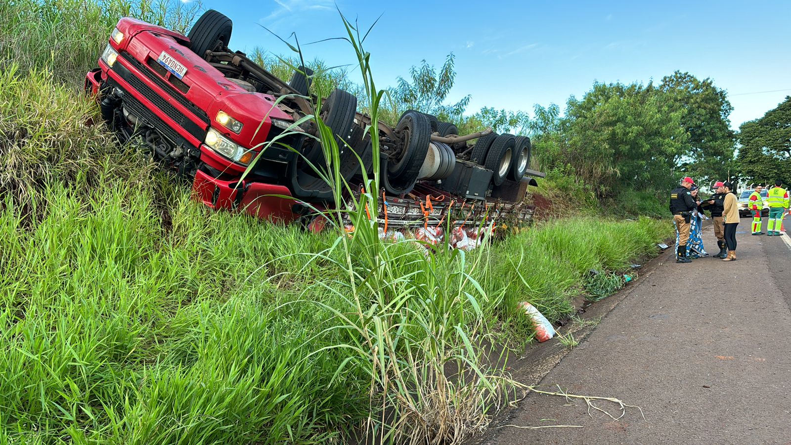 CAMINHÃO CARREGADO COM FARINHA TOMBA NO CONTORNO NORTE DE IBIPORÃ 