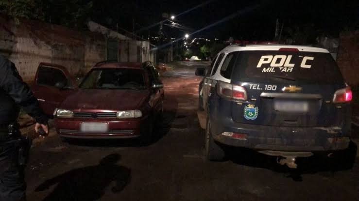 POLICIAIS FLAGRAM HOMENS FAZENDO SEXO DENTRO DE CARRO ROUBADO NO MS