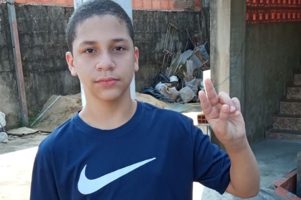 MENINO DE 13 ANOS AGREDIDO POR COLEGAS MORREU DEVIDO A UMA BRONCOPNEUMONIA BILATERAL 