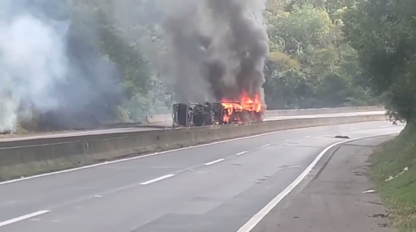 CARRETA TOMBA E PEGA FOGO NA BR-376, EM TIBAGI