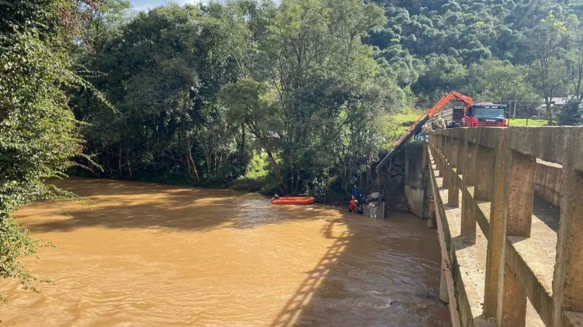 QUATRO PESSOAS DA MESMA FAMÍLIA SÃO ENCONTRADAS MORTAS DENTRO DE CARRO SUBMERSO EM SC