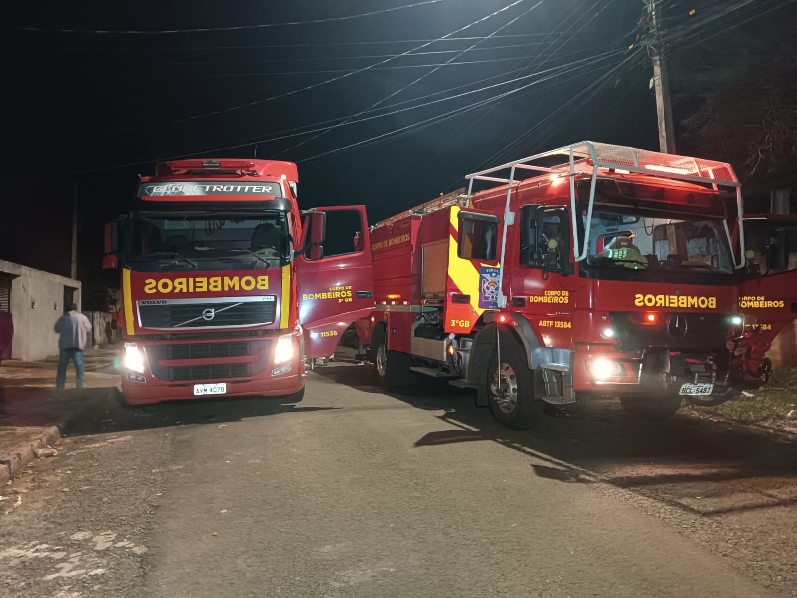 INCÊNDIO DESTRÓI CASA DE MADEIRA NO PARQUE OURO VERDE EM LONDRINA 