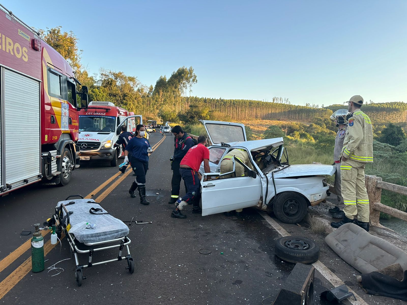 MOTORISTA FICA FERIDO APÓS ACIDENTE ENVOLVENDO ÔNIBUS E QUATRO CARROS NA PR-445 EM LONDRINA 