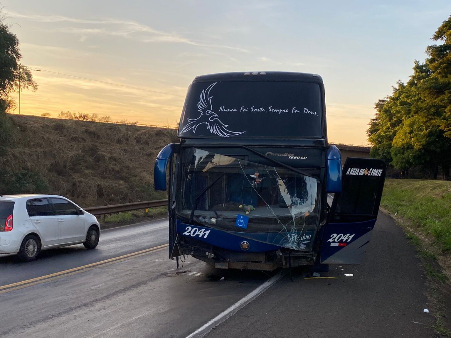 ÔNIBUS QUE SEGUIA PARA EVENTO RELIGIOSO BATE EM APUCARANA 