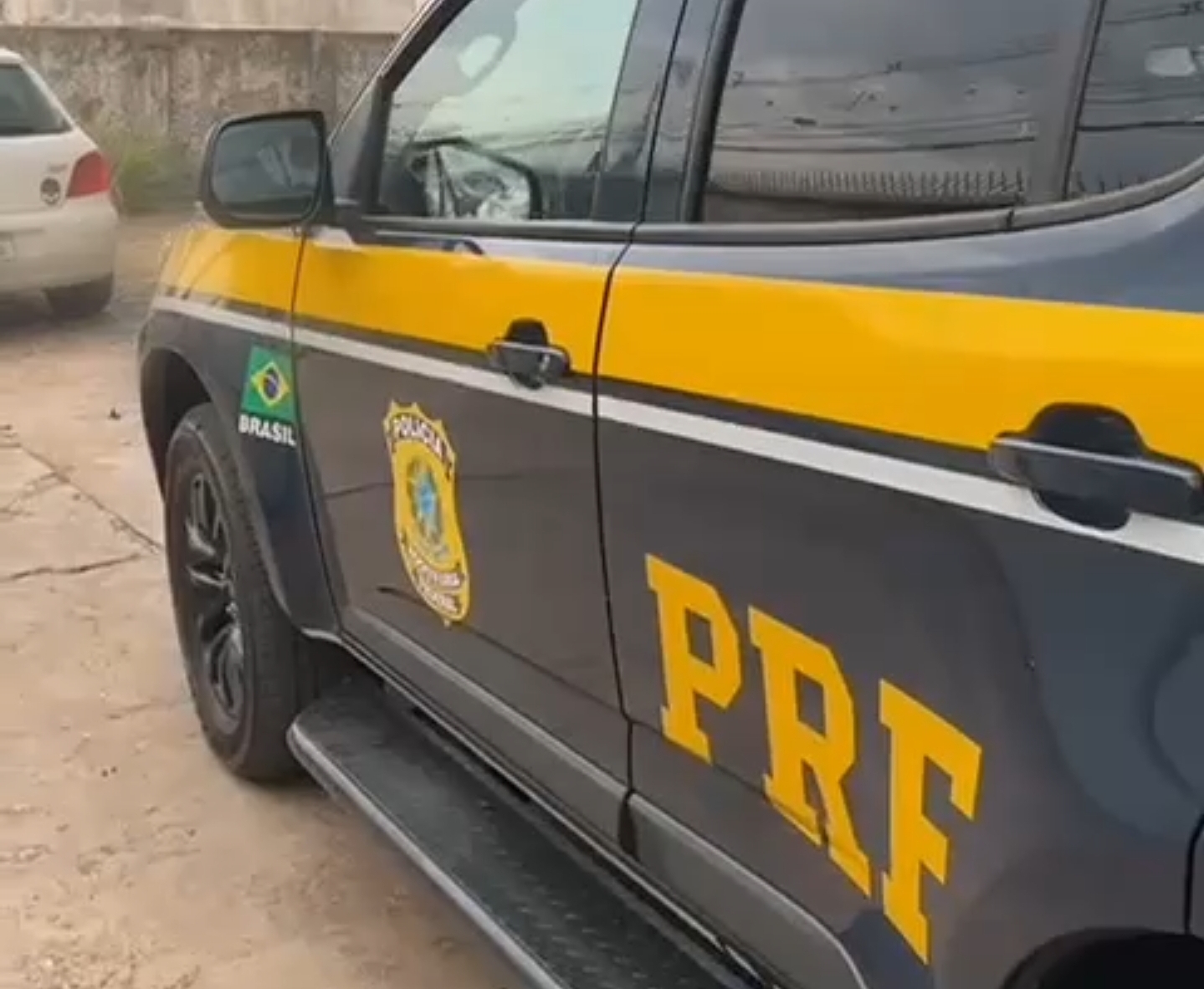 PRF APREENDE PEQUENO ARSENAL DE ARMAS DURANTE ABORDAGEM NA PR-317 EM MARINGÁ 