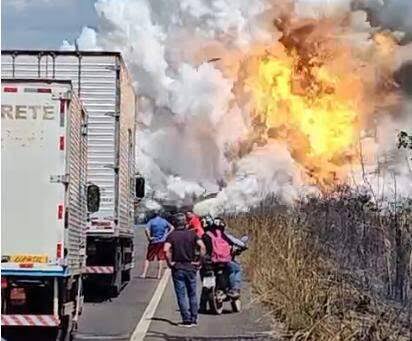 CENA IMPRESSIONANTE: EXPLOSÃO DE CAMINHÃO-TANQUE NA BR-010 NO PARÁ DEIXA TRÊS FERIDOS