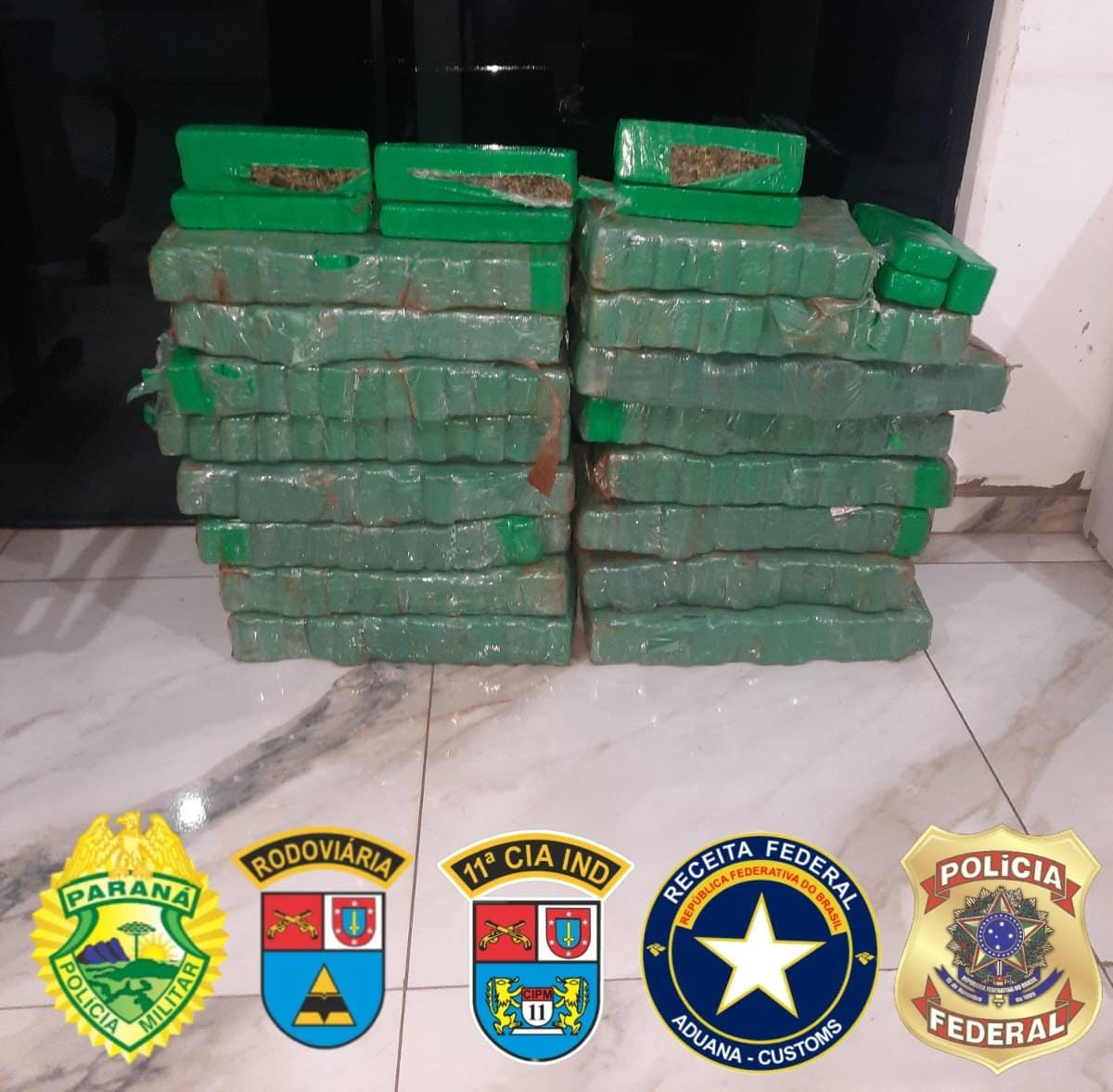 POLÍCIA MILITAR APREENDE 135 KG DE MACONHA NA PR-323 EM SERTANEJA 