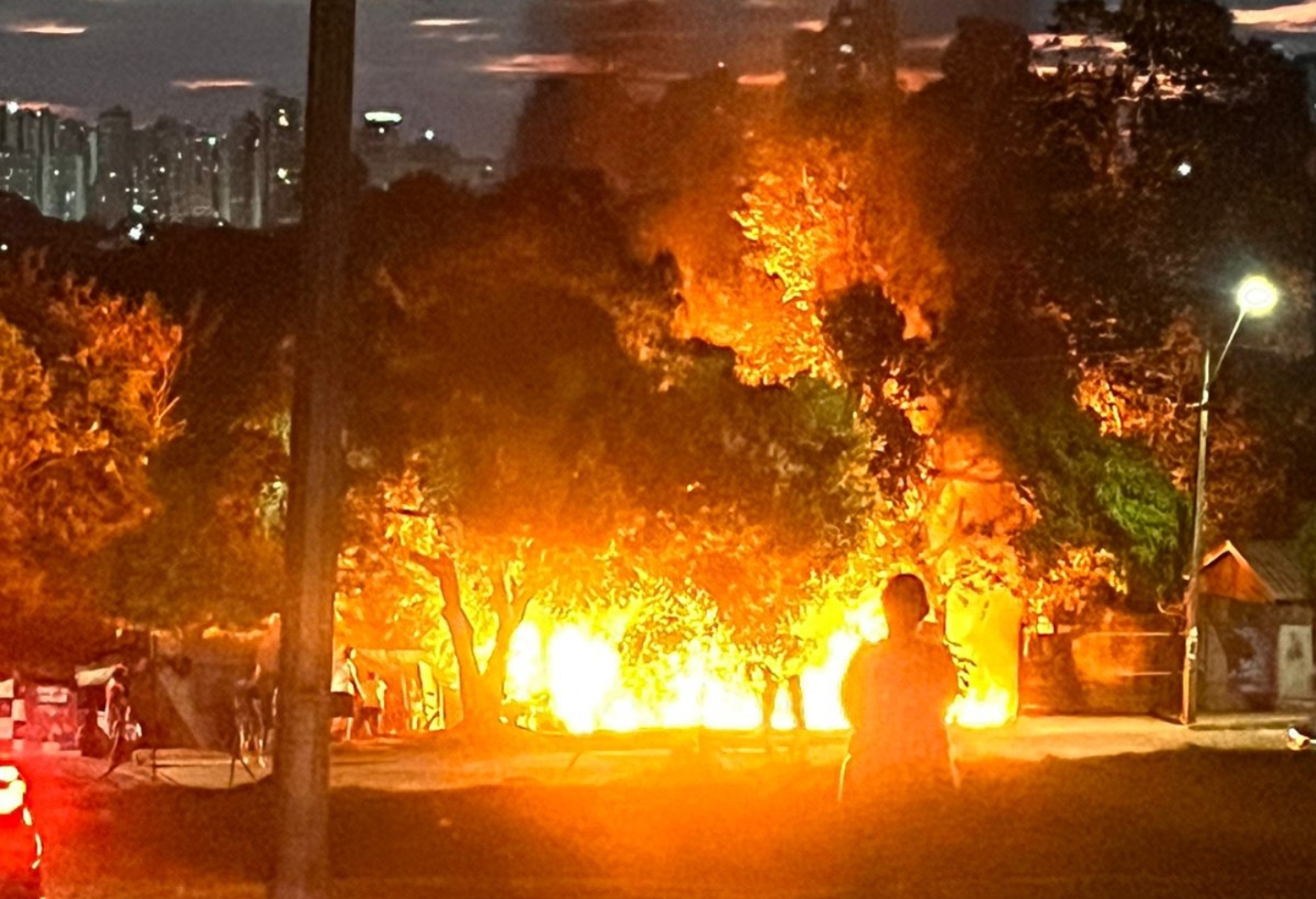 HOMEM É PRESO APÓS INCENDIAR CASAS DE MADEIRA NO JD. CALIFÓRNIA EM LONDRINA 