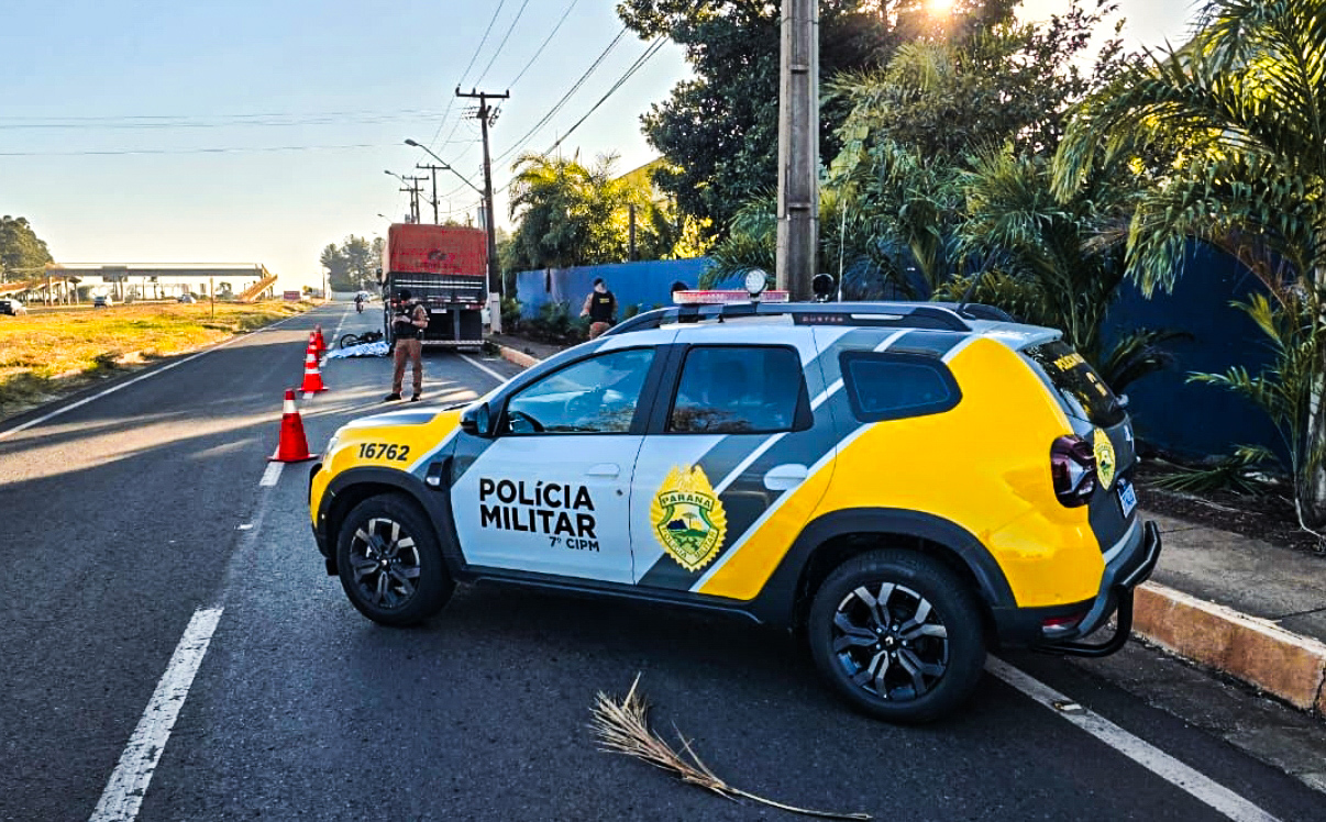 JOVEM MORRE APÓS BATER MOTO NA TRASEIRA DE CAMINHÃO EM ARAPONGAS 