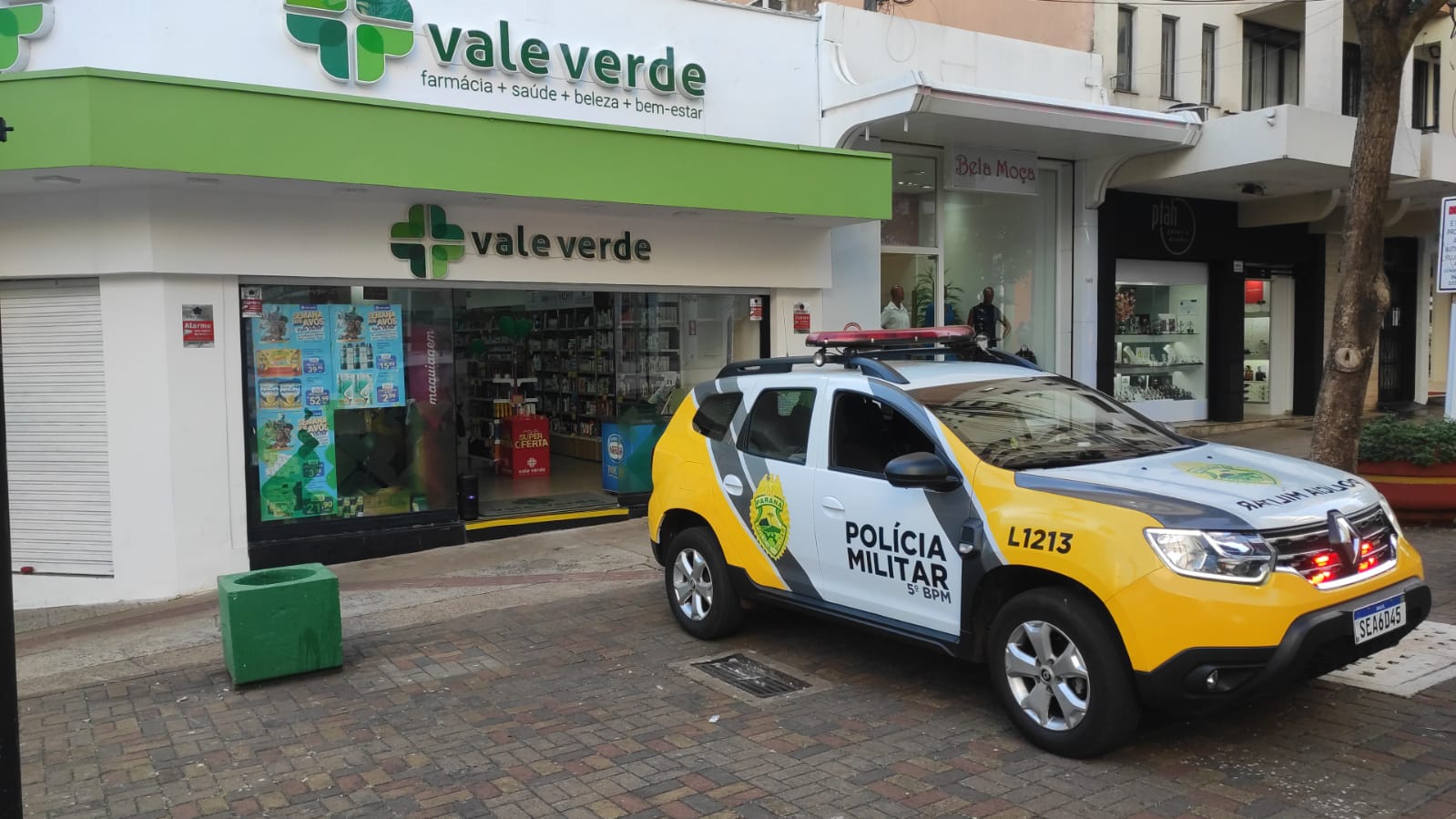 HOMEM É FLAGRADO FURTANDO RAMPA DE ACESSIBILIDADE DE FARMÁCIA NO CENTRO DE LONDRINA 