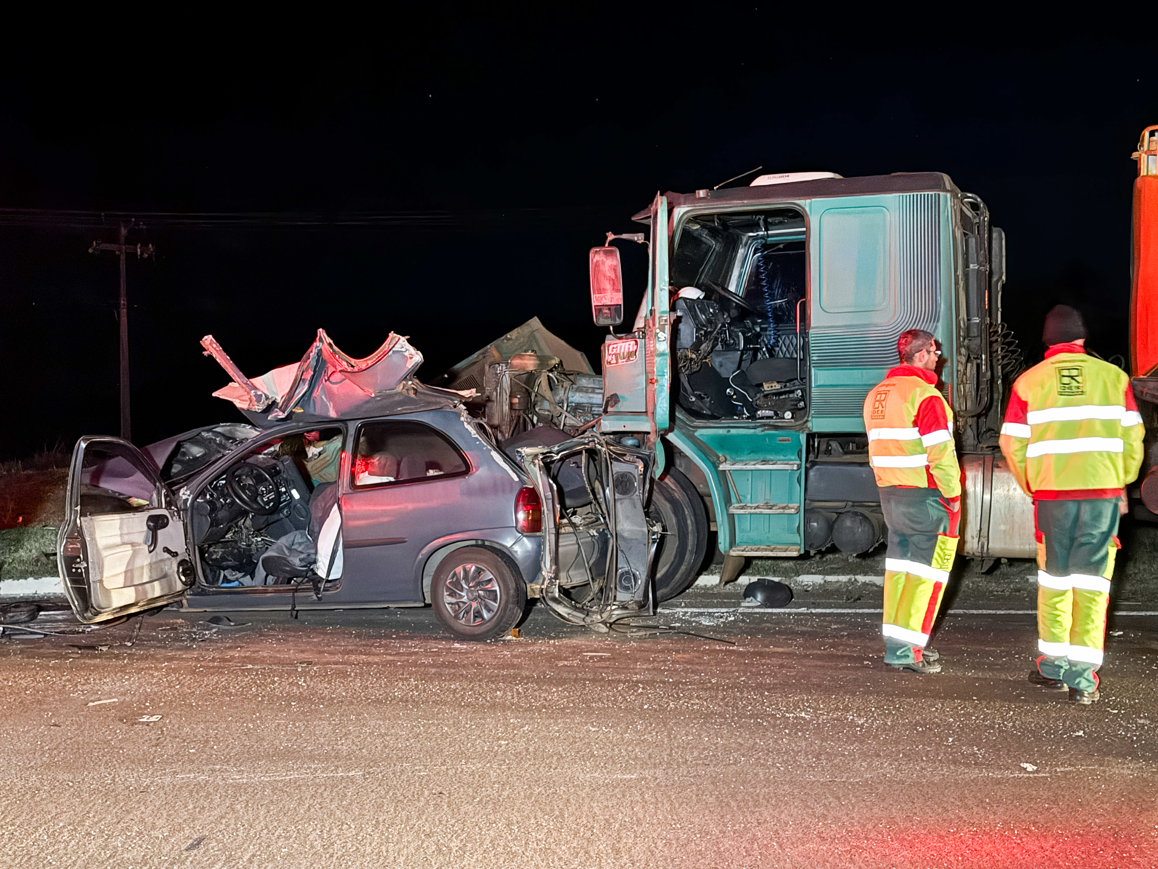 TRAGÉDIA NA BR-369 EM IBIPORÃ: COLISÃO ENTRE CARRO E CAMINHÃO DEIXA DOIS MORTOS E UM FERIDO