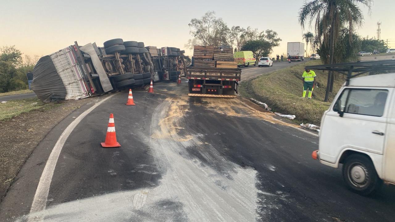 CAMINHÃO CARREGADO COM PLACAS DE MDF TOMBA NA DIVISA DE LONDRINA COM CAMBÉ 