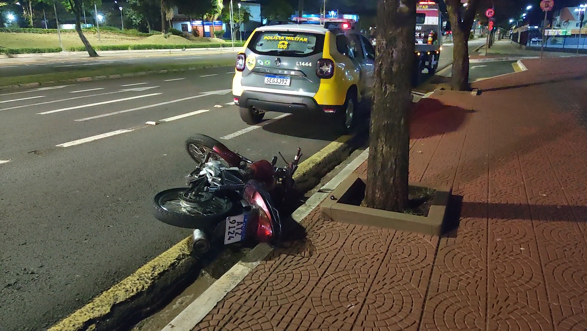 MULHER MORRE APÓS SOFRER QUEDA DE MOTO DEPOIS DE BATER EM ÁRVORE EM LONDRINA